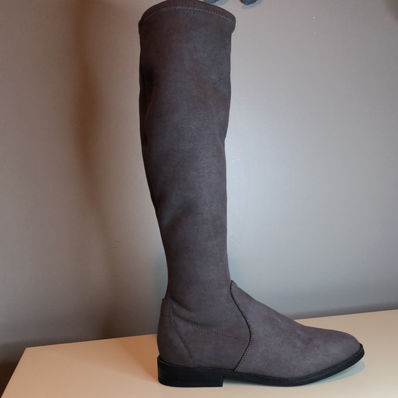 Gentle Souls by Kenneth Cole Brown - Picture 8 of 16